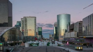 Savunma Bakanlığı 'nın Paris iş bölgesinin göz kamaştırıcı manzarası her gün gökdelenlerle dolup taşıyor. Gün batımından sonra ufukta görünen bir yay var.