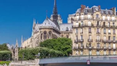 Notre Dame de Paris ve Seine Timelapse hipervanesi. Paris 'in en ünlü sembollerinden biri. Saint-Louis köprüsü. Güneşli yaz gününde rıhtımdan manzara