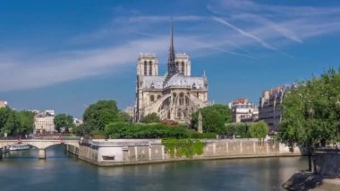 Notre Dame de Paris 'in arka ve arka tarafı Paris' in en ünlü sembollerinden biridir. Güneşli yaz gününde Tournelle Köprüsü 'nden teknelerle nehir manzarası