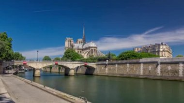 Seine Rıhtımı ve Notre Dame de Paris zaman atlaması Paris 'in en ünlü sembollerinden biridir. Başpiskoposluk köprüsü. Güneşli yaz gününün görüntüsü