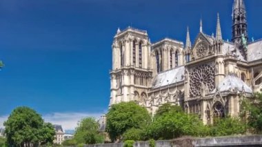 Notre Dame de Paris zaman atlaması Paris 'in en ünlü sembollerinden biridir. Sağ taraftaki tekne durağı. Güneşli yaz gününde Siene rıhtımından manzara