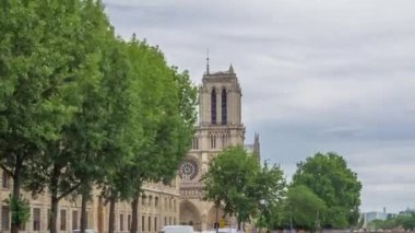 Notre Dame de Paris ve Seine rıhtımındaki zaman atlaması. Paris 'in en ünlü sembollerinden biri. Petit Köprüsü - Kardinal Lustiger ve Polis Departmanı. Saint-Michel Köprüsü 'nden görüntü