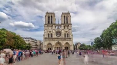 Notre-Dame de Paris 'in ön görüntüsü. Fransa, Paris 'teki Cite Adası' ndaki ortaçağ Katolik katedrali. Girişte uzun bir turist kuyruğu var. Yaz gününde bulutlu bir gökyüzü