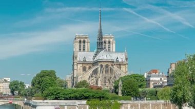 Notre Dame de Paris 'in arka tarafı zaman ayarlı. Paris 'in en ünlü sembollerinden biri. Güneşli yaz gününde Siene nehrinde teknelerle Tournelle Köprüsü 'nden manzara