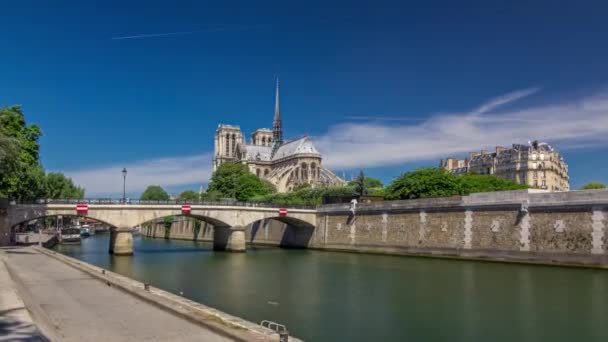 セーヌ川のウォーターフロントとノートルダム パリのタイムラプス ハイパーラプスは パリの最も有名なシンボルの1つです 大司教区の橋 晴れた夏の日に見る — ストック動画