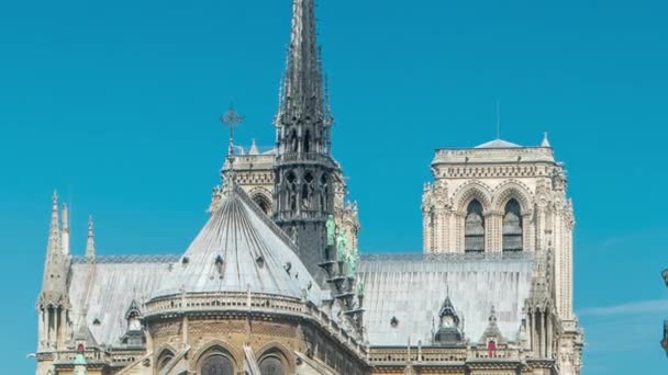 巴黎圣母院后面的时间过去了 巴黎最有名的象征之一 圣路易斯桥 夏日阳光明媚 从锡耶纳海滨眺望 — 图库视频影像