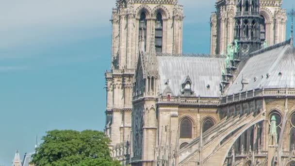 巴黎圣母院后面的时间过去了 巴黎最有名的象征之一 大主教座堂的桥 夏日晴天 从图纳尔桥上看锡耶纳河上的小船 — 图库视频影像