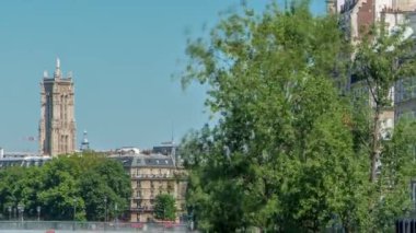 Saint-Louis Köprüsü 'nün zaman çizelgesi ve Orleans rıhtımındaki evler. Paris, Fransa 'da Seine nehrinde Ile de la Cite ve Ile Saint Louis adında iki ada. Arka planda kule var. Paris, Fransa.