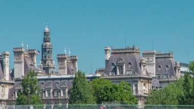 Otel de Ville Belediye Binası ve Saint-Louis Köprüsü zaman çizelgesi. Paris, Fransa 'da Seine nehrinde Ile de la adlı iki ada, Notre Dame katedrali ve Ile Aziz Louis ile birlikte uzaklarda yer alır.