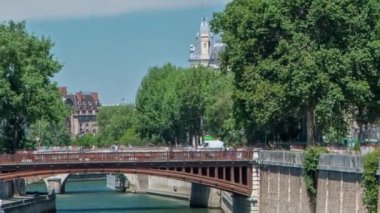 Sen ve Double Bridge ve Notre Dame de Paris zaman dilimi. Paris 'in en ünlü sembollerinden biri. Güneşli yaz gününde gemi istasyonuyla Başpiskoposluk Köprüsü 'nden görüntü