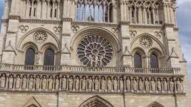 Notre-Dame de Paris 'in ön görüntüsü. Fransa, Paris 'teki Cite Adası' ndaki ortaçağ Katolik katedrali. Girişte uzun bir turist kuyruğu var. Yaz gününde bulutlu bir gökyüzü