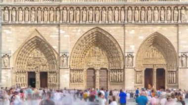 Notre-Dame de Paris 'e giriş uzun kuyrukta bekleyenlerin yakın görüntüsüyle. Fransa 'nın başkenti Paris' teki Cite Adası 'nda bulunan bir ortaçağ Katolik katedrali. Güneşli yaz günü