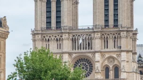 巴黎圣母院的时间流逝了 巴黎最有名的象征之一 红衣主教Lustiger 夏日阳光明媚 圣米歇尔桥上有船的风景 — 图库视频影像