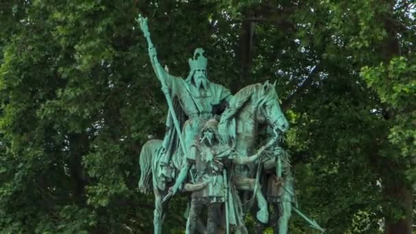 Άγαλμα Charlemagne Ses Leudes Timelapse Από Τον Καθεδρικό Ναό Notre — Αρχείο Βίντεο
