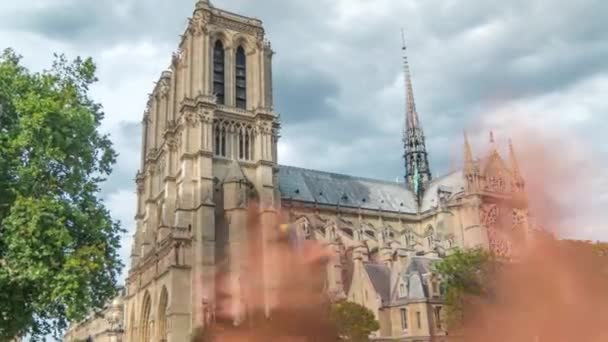 巴黎圣母院的时间过去了位于法国巴黎Cite岛上的中世纪天主教大教堂 日落前双桥的侧视图 步行的游客 夏日多云的天空 — 图库视频影像