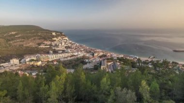 Atlantik Okyanusu 'nun ortasındaki Susimbra Köyü' nün sahil manzarası. Castle 'ın bakış açısından tipik evlerle dolu akşam manzarası. Portekiz