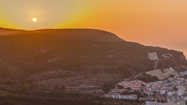 大西洋の真ん中にあるセシンブラ タイムラプスの村の海岸線の空中日の出ビュー 城の観点から典型的な家と朝 ポルトガル — ストック動画