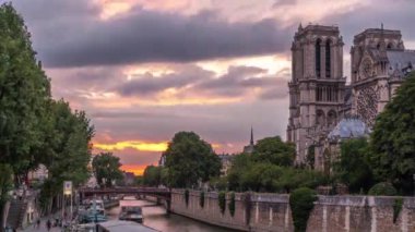 Notre Dame de Paris Katedrali, Fransa 'da gün batımından sonra günden geceye geçiş zamanı. Başpiskoposluk Köprüsü 'nden görüntü. Tekne istasyonu ve rıhtım. Mimari ve çarpıcı gökyüzü simgeleri