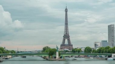 Özgürlük Anıtı ve Eyfel Kulesi Zamanı. Gün batımından önce Mirabeau Köprüsü 'nden hava görüntüsü. Paris, Fransa