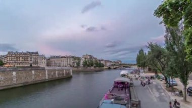 Seine Nehri üzerindeki Pont De La Tournelle 'e bakın. Başpiskoposluk Köprüsü' nden rıhtıma geçiş zamanı. Her gün Seine nehrinde sayısız tekne dolanıyor, pek çok ünlü gemiden geçiyor.