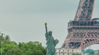 Özgürlük Anıtı ve Eyfel Kulesi Zamanı. Akşam güneş batmadan Mirabeau Köprüsü 'nden hava görüntüsü. Paris, Fransa
