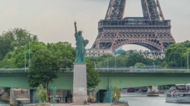 Özgürlük Anıtı ve Eyfel Kulesi Zamanı. Gün batımından önce Mirabeau köprüsünün manzarasını kapat. Paris, Fransa. Kuleye bakış açısı