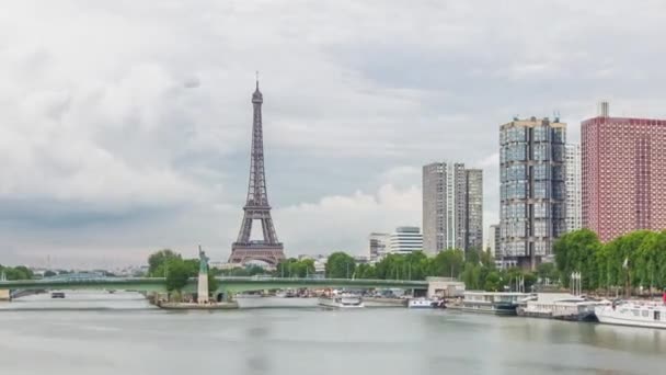 Eiffeltornet Och Frihetsgudinnan Reflekteras Vatten Med Moderna Byggnader Och Trafik — Stockvideo