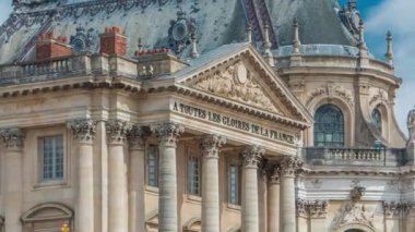 Versailles Sarayı 'nın altın kapısında turistlerin yakın görüntüsü var. Versailles, Fransa. İnsanlar uzun kuyrukta bekliyor. Yazın mavi bulutlu gökyüzü