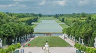 Fransa 'da Versailles Bahçesindeki Latona Çeşmesi. Yaz günü turistlerin dolaştığı yukarıdan bir manzara. Göldeki tekneler