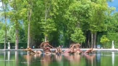 Apollo çeşmesi Versailles Palace Parkı 'nda, Ile de France' da. Arka planda yeşil ağaçlar ve suda yansıma