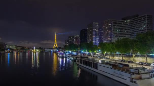自由女神像和埃菲尔铁塔反映了水夜的时间随着现代建筑和公路交通的崩溃 从米拉博大桥看风景 法国巴黎 — 图库视频影像