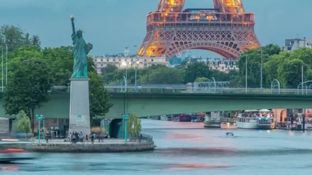 Statue Liberty Eiffel Tower Day Night Transition Timelapse Luz Reflejada — Vídeos de Stock