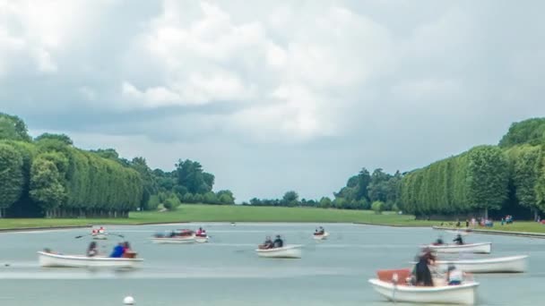 ベルサイユ宮殿の大運河では 水上ボートがフランスでタイムラプスしています ヴェルサイユ宮殿は フランスのヴェルサイユにある王宮です 緑の草夏の日に劇的な雲 — ストック動画