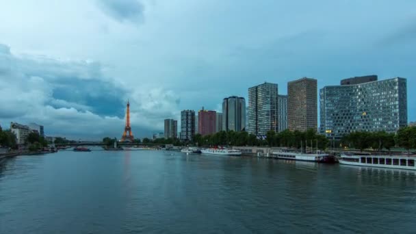 自由女神像和埃菲尔铁塔反映了水与现代建筑和公路交通的昼夜转换 日落后从米拉博大桥看风景 法国巴黎 — 图库视频影像