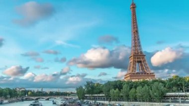Paris, Fransa 'da akşam saatlerinde tekneli Eyfel Kulesi. Gün batımından önce Bir-Hakeim Köprüsü 'nden hava görüntüsü. Yazın mavi bulutlu gökyüzü
