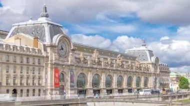 Orsay Müzesi, Paris 'te bir müzedir. Seine nehrinin sol kıyısında. Kraliyet Köprüsü 'nden görüntü. Musee dOrsay en büyük empresyonist resim koleksiyonuna sahip. Paris, Fransa