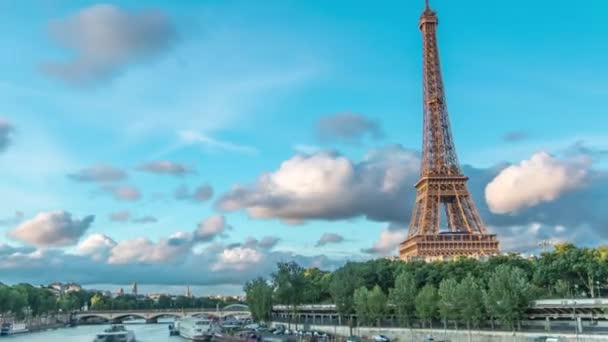 Eiffeltornet Med Båtar Kvällen Timelapse Paris Frankrike Flygfoto Från Bir — Stockvideo