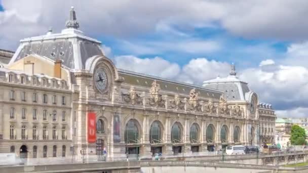博物馆 Musee Dorsay 是巴黎的一座博物馆 位于塞纳河左岸 从皇家桥看风景 Musee Dorsay收藏了最多的印象派绘画 法国巴黎 — 图库视频影像