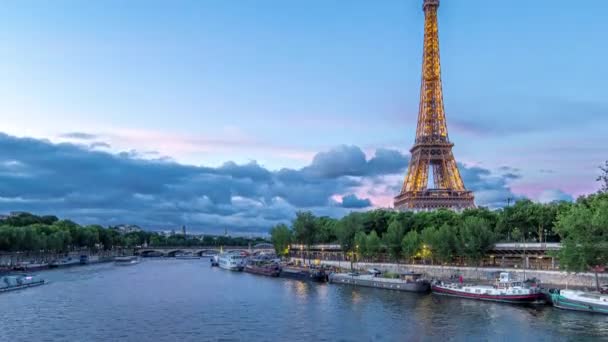 Timelapse Transición Día Noche Torre Eiffel Refleja Agua Con Estación — Vídeos de Stock