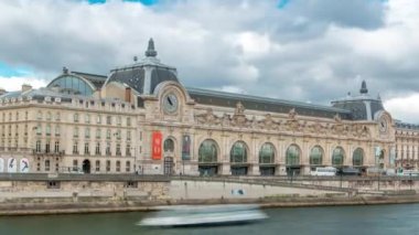 Orsay Müzesi zaman ayarlı. Paris 'teki müze, Seine nehrinin sol kıyısında. Kraliyet Köprüsü 'nden görüntü. Musee dOrsay dünyadaki en büyük empresyonist resim koleksiyonuna sahip. Paris, Fransa