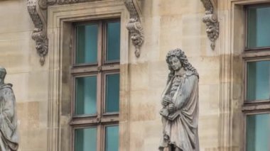 Paris, Fransa 'daki müzenin zaman çizelgesine göre erkek heykelleri olan bir binanın ön cephesi. Yaz günü. Görüntüyü kapat