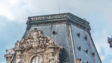 Galeri girişi, sokak lambası ve ünlü müze ve galeri zaman çizelgesi mimarisi, Paris, Fransa. Yaz gününde bulutlu bir gökyüzü