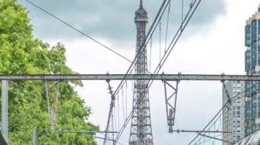 Arka planda Eyfel kulesi olan Javel tren istasyonu. Invalides hattındaki Fransız tren istasyonu Javel bölgesinde, Paris 'in 15. semtinde yer alıyor. Bulutlu gökyüzü. Fransa