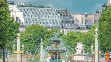 Paris 'teki Concorde Meydanı zaman ayarlı. Obelisk' teki Fontaine des Fleuves adlı ünlü çeşme. Kenarlarında yeşil ağaçlar olan yolda trafik vardı. PARIS, FRANSA