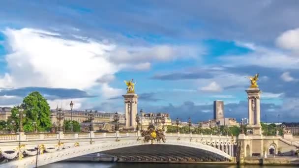 アレクサンドル3世の橋はセーヌ川に架かっている 華やかなアールヌーボーのランプや彫刻で飾られています パリだ フランスだ ボートと水の上に船 日没前の青空 — ストック動画