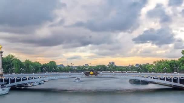 Bridge Alexandre Iii Spänner Över Floden Seine Timelapse Hyperlapse Dekorerad — Stockvideo