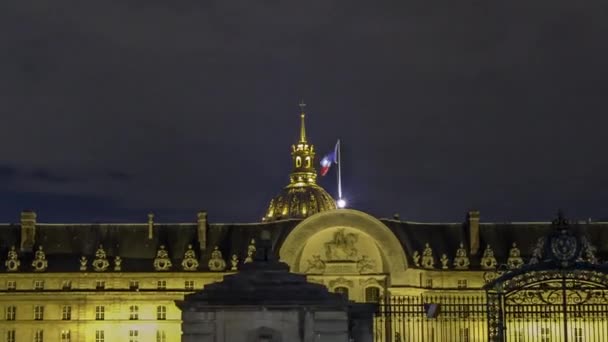Les Invalides Mit Französischer Flagge Der Spitze Bei Nächtlicher Beleuchtung — Stockvideo