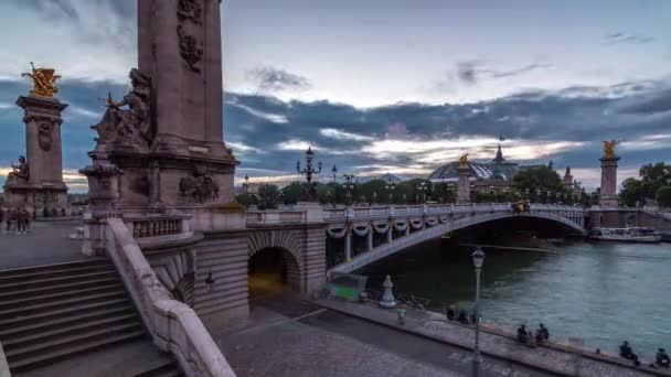 Ponte Alexandre Parigi Illuminato Notte Giorno Notte Timelapse Transizione Grand — Video Stock