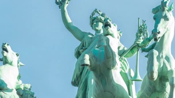 샹젤리제 광장에 그랜드 Grand Palais 조각상 프랑스 날푸른 하늘로 가까이 — 비디오