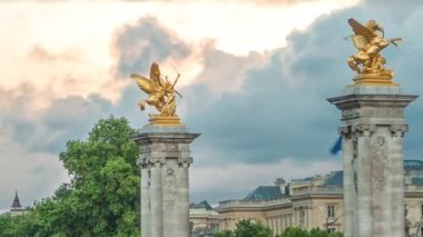 Alexandre III köprüsü Seine nehri boyunca ilerliyor. Süslü Art Nouveau lambaları ve heykellerle süslenmiş. Invalides Köprüsü 'nün yakın görüntüsü. Paris mi? Fransa. Gün batımından önce mavi bulutlu gökyüzü